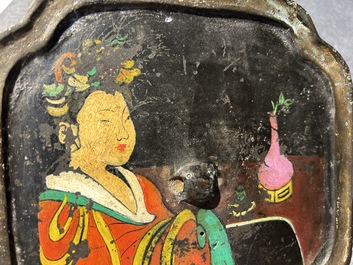 Een Chinese bronzen spiegel beschilderd met het portret van een dame, Tang