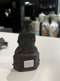 Een Chinese bronzen figuur van Wenchang Wang en een Tara in koperlegering, Ming en 19/20e eeuw