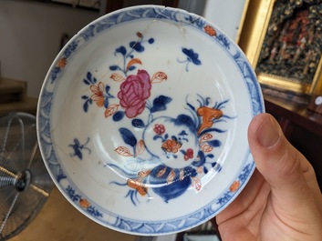 Zes Chinese famille rose koppen en schotels, een Imari-stijl theepot en een blauw-witte pul, Kangxi/Qianlong