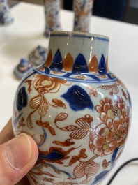 Een Chinees Imari-stijl kaststel van vijf vazen met feniksen, Kangxi/Yongzheng