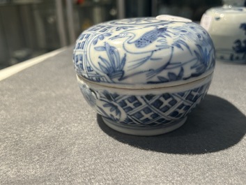 Neuf pi&egrave;ces en porcelaine de Chine en bleu et blanc provenant d'&eacute;paves, Wanli et post&eacute;rieur