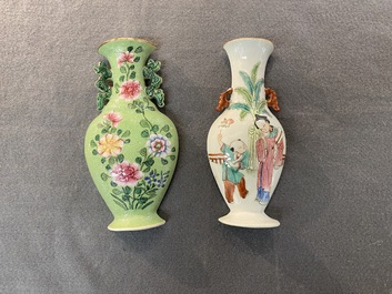 Un porte-chapeau et deux vases &agrave; suspendre en porcelaine de Chine famille rose, 19/20&egrave;me