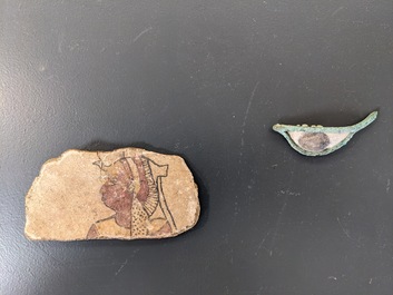 Een sculptuur van Anubis in kalksteen, twee sarcofaagfragmenten en een fragment van een reli&euml;f, Late Tijd