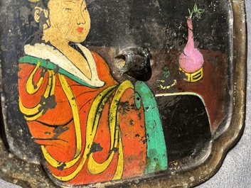 Een Chinese bronzen spiegel beschilderd met het portret van een dame, Tang