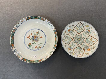 Deux plats en porcelaine de Chine famille verte &agrave; d&eacute;cor anhua, Kangxi