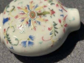 Huit tabati&egrave;res en porcelaine de Chine famille rose, 19/20&egrave;me