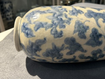 Vase en porcelaine de Vietnam ou Annam &agrave; d&eacute;cor floral en bleu et blanc, 14/15&egrave;me
