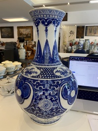 Vase de forme bouteille en porcelaine de Chine en bleu et blanc, 19&egrave;me