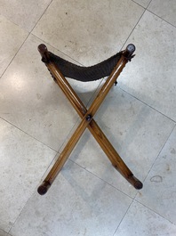 Un mirroir en bois et une chaise pliable, Chine, 19/20&egrave;me