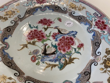 Un plat et une paire d'assiettes en porcelaine de Chine famille rose, Yongzheng