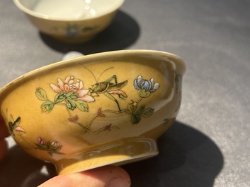 Paire de bols en porcelaine de Chine famille rose &agrave; d&eacute;cor de sauterelles sur fond caf&eacute; au lait, marque et &eacute;poque de Daoguang