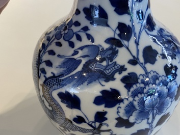 Cinq vases en porcelaine de Chine en bleu et blanc, 19&egrave;me