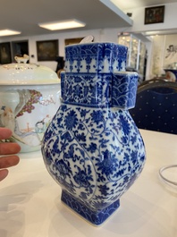 Vase de forme 'fanghu' en porcelaine de Chine en bleu et blanc aux rinceaux de lotus, marque de Qianlong, 19/20&egrave;me