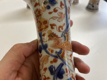 Een Chinees Imari-stijl kaststel van vijf vazen met feniksen, Kangxi/Yongzheng