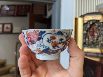 Six tasses et soucoupes en porcelaine de Chine famille rose, une th&eacute;i&egrave;re de style Imari et une chope en bleu et blanc, Kangxi/Qianlong