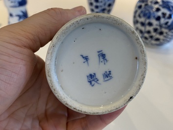 Cinq vases en porcelaine de Chine en bleu et blanc, 19&egrave;me