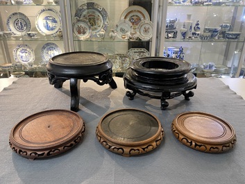 Een diverse collectie Chinese houten sokkels, 19/20e eeuw