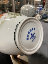 Vase en porcelaine de Chine &agrave; d&eacute;cor d'une belle femme, marque de Huai Ren Tang 懷仁堂, dat&eacute; 1963