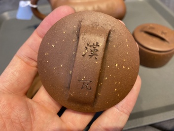 Drie Chinese Yixing steengoed theepotten met deksels, Republiek