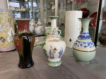 Un vase en porcelaine de Chine famille rose, un &agrave; &eacute;mail flamb&eacute; et un en bleu et blanc au fond c&eacute;ladon, 19/20&egrave;me