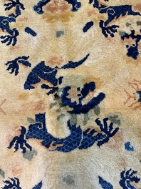 Grand tapis Ningxia &agrave; d&eacute;cor de dragons sur fond jaune, marque de Tai He Tian 太和殿, Chine, 19&egrave;me