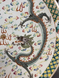 Plat en porcelaine de Chine famille verte &agrave; d&eacute;cor de dragons, 19&egrave;me