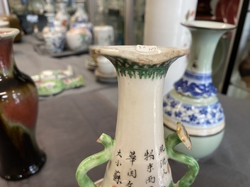 Un vase en porcelaine de Chine famille rose, un &agrave; &eacute;mail flamb&eacute; et un en bleu et blanc au fond c&eacute;ladon, 19/20&egrave;me