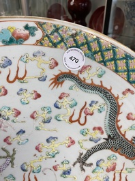 Plat en porcelaine de Chine famille verte &agrave; d&eacute;cor de dragons, 19&egrave;me