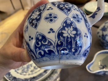 Sept pi&egrave;ces en porcelaine de Chine en bleu et blanc, Kangxi/Qianlong