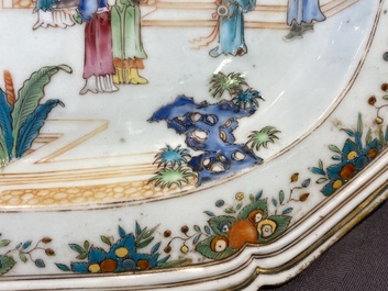 Een Chinese octagonale famille rose schotel met mandarijns decor, Qianlong