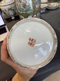 Une paire de porte-chapeaux en porcelaine de Chine famille rose et un vase de Canton, 19/20&egrave;me