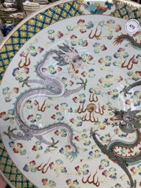 A Chinese famille verte 'dragons' dish, 19th C.