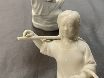 Deux groupes en porcelaine blanche de Chine aux sujets de la R&eacute;volution Culturelle, 20&egrave;me