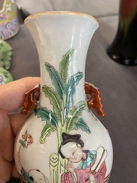 Un porte-chapeau et deux vases &agrave; suspendre en porcelaine de Chine famille rose, 19/20&egrave;me