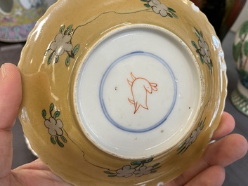 Trois tasses et soucoupes en porcelaine de Chine famille verte sur fond caf&eacute; au lait de style Kangxi, marque au lapin, 19&egrave;me