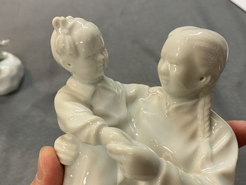 Deux groupes en porcelaine blanche de Chine aux sujets de la R&eacute;volution Culturelle, 20&egrave;me