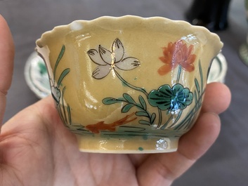 Trois tasses et soucoupes en porcelaine de Chine famille verte sur fond caf&eacute; au lait de style Kangxi, marque au lapin, 19&egrave;me