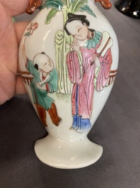 Un porte-chapeau et deux vases &agrave; suspendre en porcelaine de Chine famille rose, 19/20&egrave;me