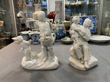 Twee Chinese blanc de Chine groepen met Culturele Revolutie decor, 20e eeuw