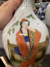 Vase en porcelaine de Chine &agrave; d&eacute;cor d'une belle femme, marque de Huai Ren Tang 懷仁堂, dat&eacute; 1963