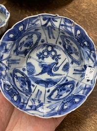 Une assiette, un bol et une tasse-surprise en porcelaine de Chine en bleu et blanc, Wanli/Yongzheng