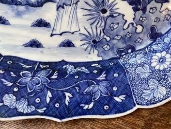 Grand plat en porcelaine de Chine en bleu et blanc &agrave; d&eacute;cor d'une sc&egrave;ne du 'Xi Xiang Ji', Qianlong