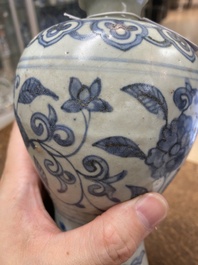 Un vase de forme 'meiping' et un de forme 'yuhuchunping' en porcelaine de Chine en bleu et blanc, Ming ou post&eacute;rieur