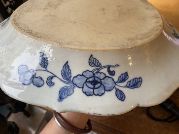 Grand plat en porcelaine de Chine en bleu et blanc &agrave; d&eacute;cor d'une sc&egrave;ne du 'Xi Xiang Ji', Qianlong