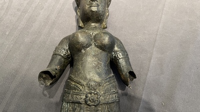 Een bronzen Khmer sculptuur van de godin Uma, Cambodja, 10/11e eeuw