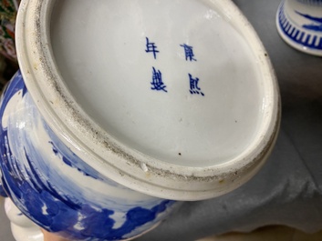 Une paire de vases couverts en porcelaine de Chine en bleu et blanc et une paire de vases dit 'de Nankin', 19&egrave;me