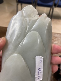 Een Chinese bruine jade zegelstempel met inscriptie en een witte jade sculptuur van een berglandschap, 19/20e eeuw