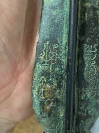 Een Chinees bronzen zwaard met inscripties, Periode der Strijdende Staten of Han, ca. 3e eeuw v.C.