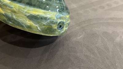 Terrine couverte en forme de melon sur son support en forme de feuille en fa&iuml;ence polychrome de Delft, 18&egrave;me