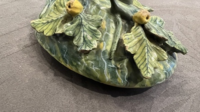 Terrine couverte en forme de melon sur son support en forme de feuille en fa&iuml;ence polychrome de Delft, 18&egrave;me